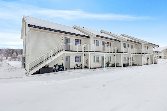 Foto av leilighetsbygg inngangsparti. Aktuell leilighet 2G i 2. etasje, nummer 2 fra venstre