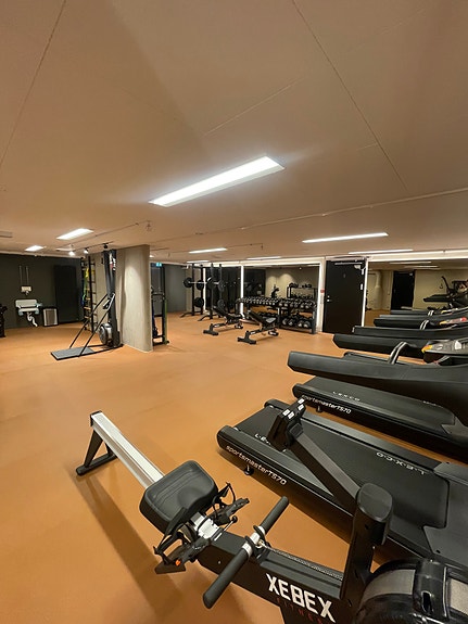 Treningsfasilitetene i bygget.