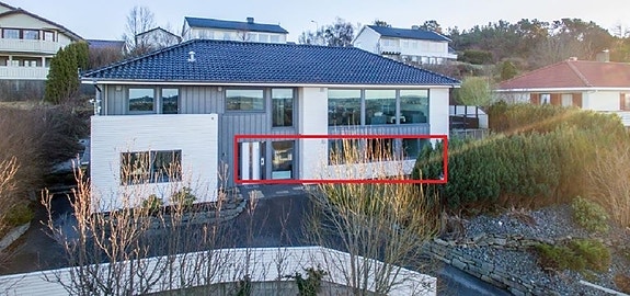 Leilighet markert i rødt, inkl. felles inngangsdør til felles gang