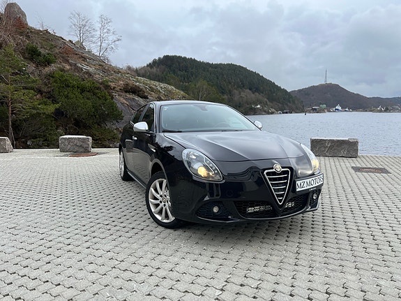 Alfa Romeo Giulietta 2 of 5