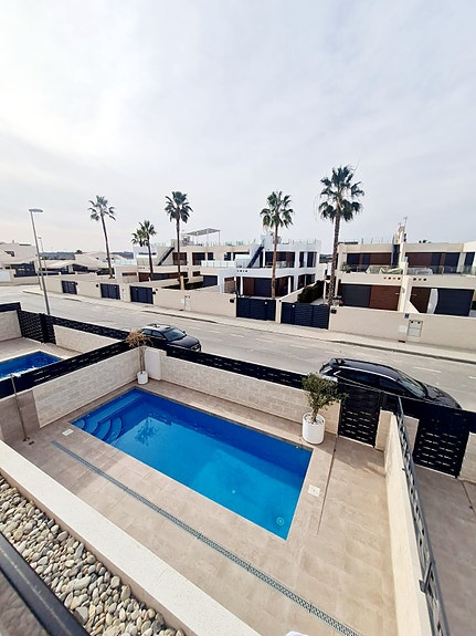 Stor uteplass med basseng