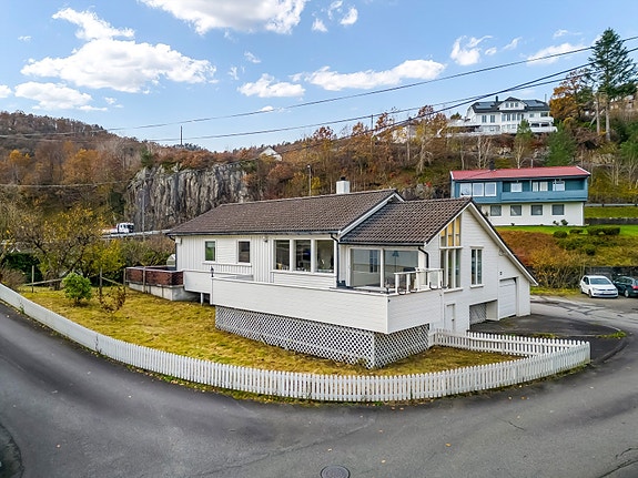 Enebolig på flat tomt med kort avstand til sjøen og offentlig friområde.