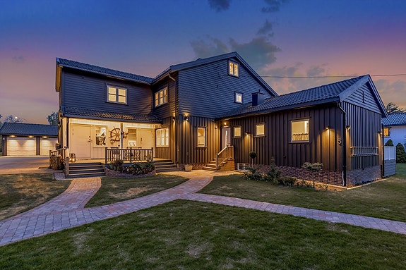 Velkommen til Gamle Åsvei 5, en innholdsrik og pusset opp stor enebolig med muligheter.