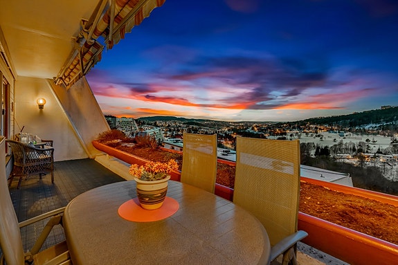 Velkommen til Ragnhild Schibbyes vei 51! Dette er en innholdsrik 5-roms toppleilighet over to plan, beliggende høyt og fritt i byggets 4. og 5. etasje.