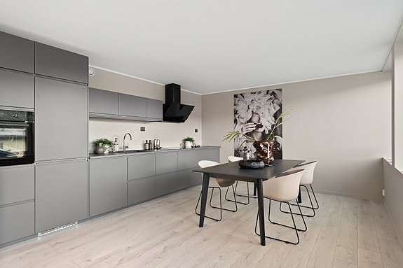 IKEA-kjøkken med god skap- og benkeplass og plass til stort spisebord. Stue og kjøkken er hele 65 kvm!