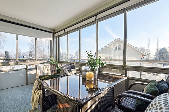 Velkommen til en innbydende og gjennomgående 3-roms andelsleilighet, med flotte solforhold på enden i andre etasje.