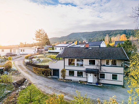 EiendomsMegler1 v/Halvor Østerli presenterer Hetterudvegen 68 - Koselig og romslig enebolig med solrik beliggenhet!