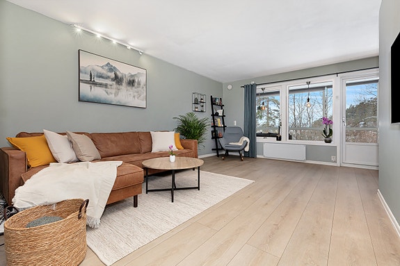 Velkommen til Skullerudbakken 10D og denne meget pene 3-roms endeleiligheten med solrik og innglasset balkong.