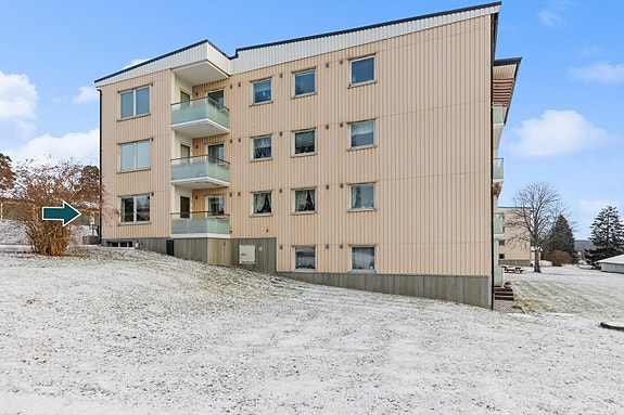 Leiligheten ligger i 1. etasje og har vestvendt balkong