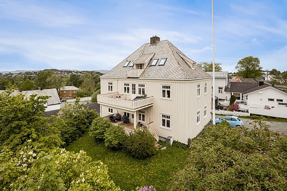 3 roms toppleilighet med balkong og fast parkeringsplass. Velkommen på visning!