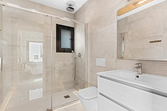 Leiligheten har totalt 4 bad med flotte kvaliteter