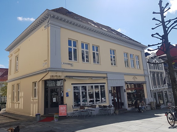 Leiligheten ligger i samme bygg som Godt Brød, like ved Fløybanestasjonen