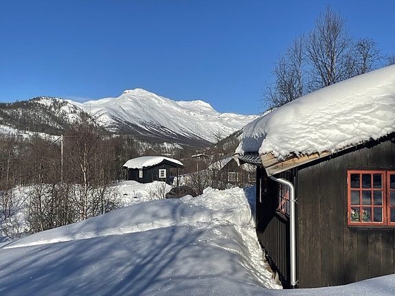 Nydelig beliggenhet med utsikt mot blant annet Svarthetta. Kort til langrennsløyper, toppturer og Solheisen.