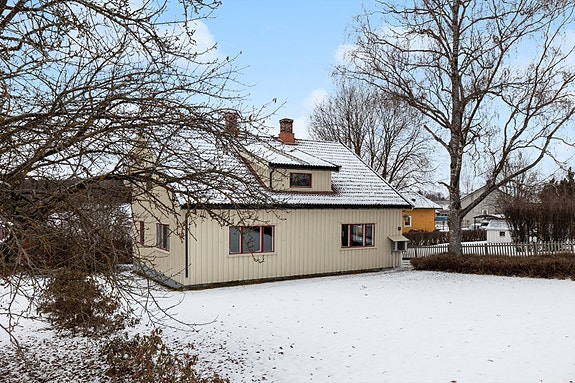 Gamlevegen 21 har en solrik og åpen beliggenhet med fint uteareal og terrasse/overbygget inngangsparti orientert mot vest.