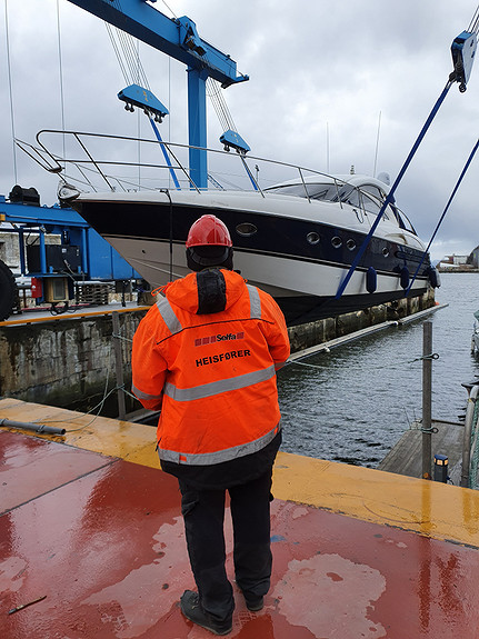 Vi heiser på land flere hundre båter hvert år, SelfaHeisen løfter 130 tonn, SelfaKrana 6 tonn