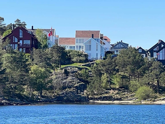 Huset sett fra båt i Sølvbukta