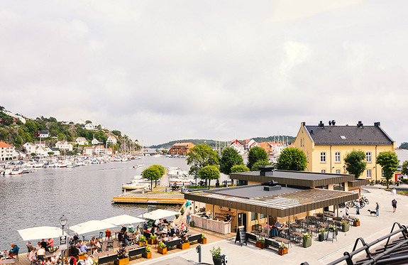 Park Café med uteservering langs bryggekanten