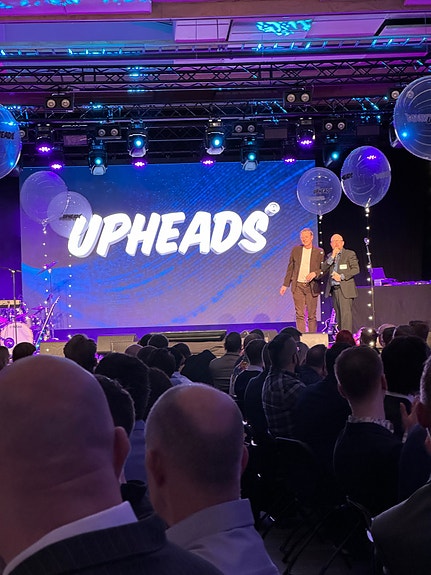 Vi arrangerer årsfester med pomp og prakt.