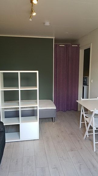 Sovealkove, bak forhenget er det elfakurver og mulighet for å henge klær f.eks