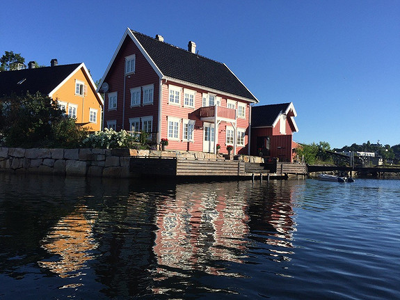 Sommerhus rett ved sjøen med egen brygge i Arendal ledig uke 31 og 32