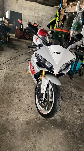 Yamaha YZF-R1 2 of 5