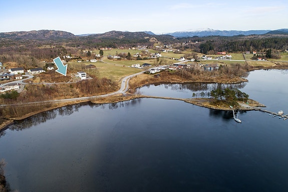 Eiendomsmegler Vegard Aksnes/DNB Eiendom har gleden av å presentere denne flotte tomten på Eikelund/Førland!