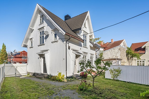 Fasaden inne i hagen