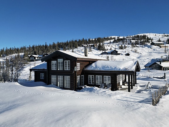 EiendomsMegler 1 Fjellmegleren har gleden av å presentere Nattenvegen 320 - En perfekt fritidsbolig for den aktive familien sommer som vinter!