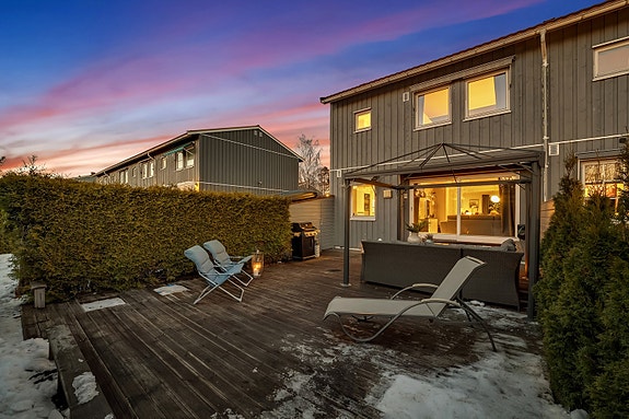 Enderekkehuset med garasje vi presenterer ligger i det sjarmerende, trendy og barnevennlige området Høybråten, som en del av det som muligens er Norges mest barnevennlige borettslag?