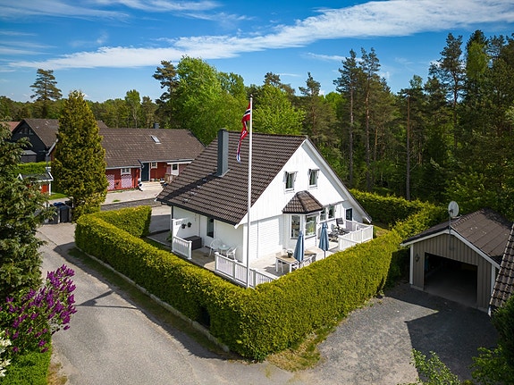 Eiendommen ligger i gamle Falchåsen, et villaområde nordøst for Fredrikstad sentrum, som vokste frem på 60- 80-tallet, og som siden den gang har hatt status som ett av byens mest attraktive områder.