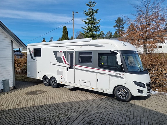 Rapido Premium Edition Distinction i1066 med to enkel senger bak 2 of 5