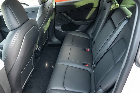 Tesla Model Y 12 of 15