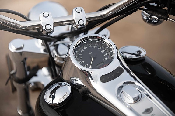 Harley-Davidson Softail Deuce FXSTDI 19 of 22