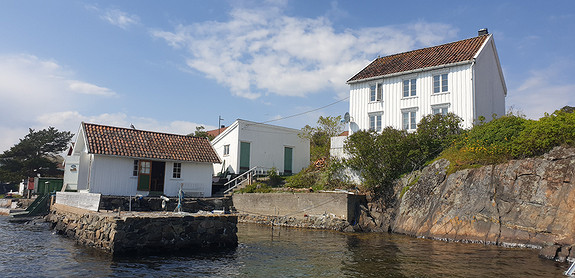Sørlandshus helt i vannkanten, i vakre omgivelser med utsikt mot Merdø og Raet!