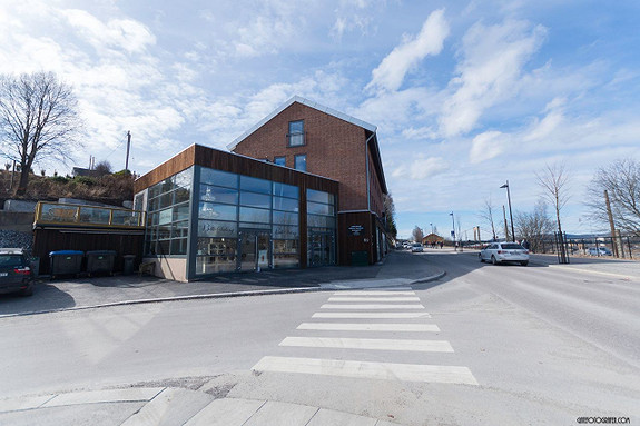 Fasade av Glommengata 69. Det er en hyggelig cafe ved hovedinngangen til bygget.
