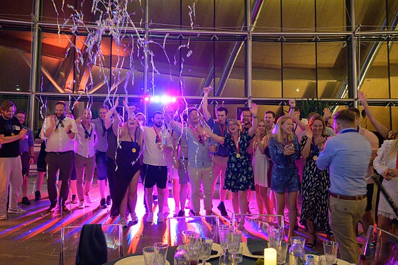 Vi arrangerer årsfester med pomp og prakt.