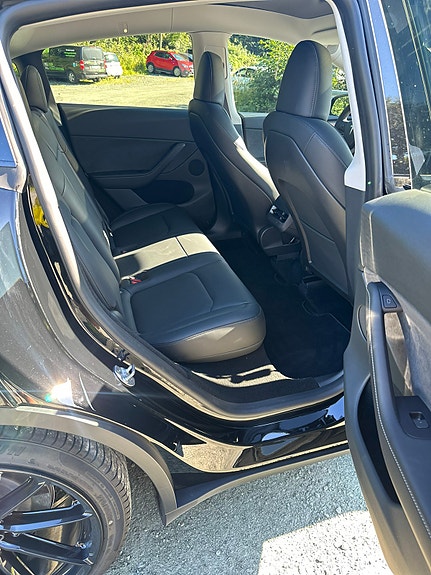 Tesla Model Y 9 of 12
