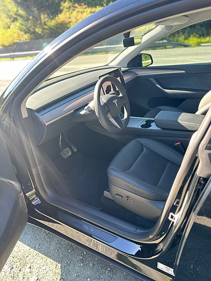 Tesla Model Y 7 of 12