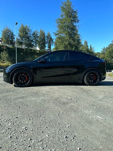 Tesla Model Y 2 of 12