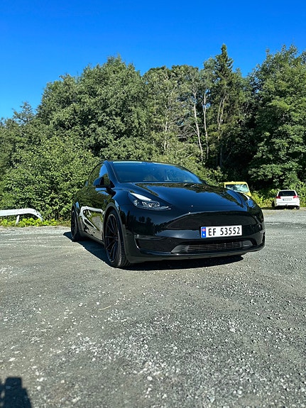 Tesla Model Y 6 of 12