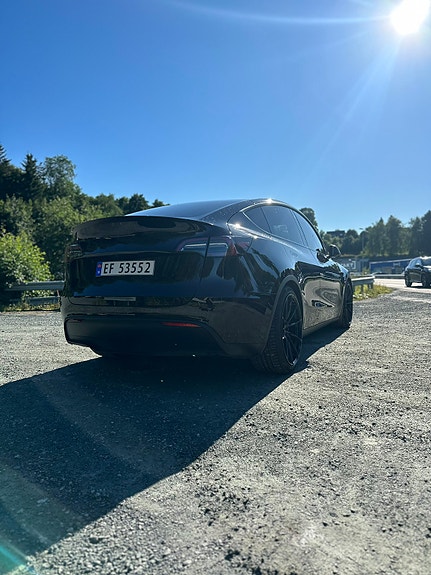 Tesla Model Y 4 of 12