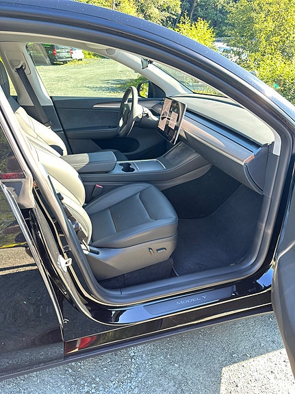 Tesla Model Y 10 of 12