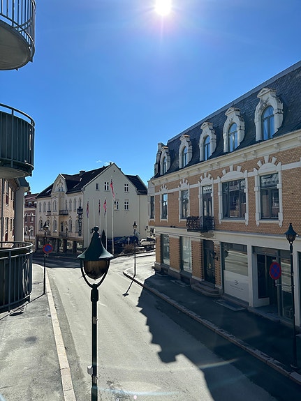 Sol fra balkong - utsikt nedover Stabells gaten og Grand hotel