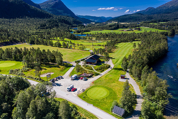 Vassenden har 9-hulls golfbane og rundt golfbanen er det flott tursti