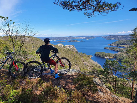 Øyhopping med sykkel, foto Morgan Bakken