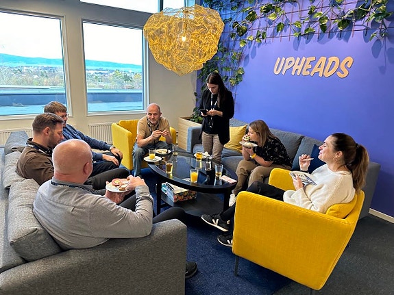 Litt kake i sosial sone på kontoret i Trodheim.