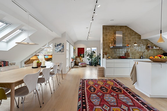 Velkommen til Nedre Silkestrå 15, en unik og stor 5-roms toppleilighet med god standard, vestvendt takterrasse og carport m/lader for elbil.