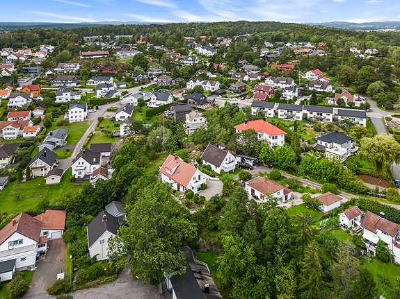 Velkommen til denne høytliggende og flotte eneboligen på Teie!
