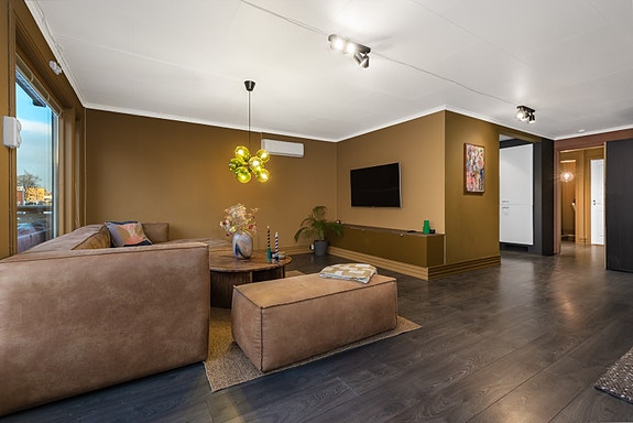 Velkommen til Leirfossvegen 6! En innholdsrik enebolig over 3 plan med ettertraktet beliggenhet sentralt på Nidarvoll.