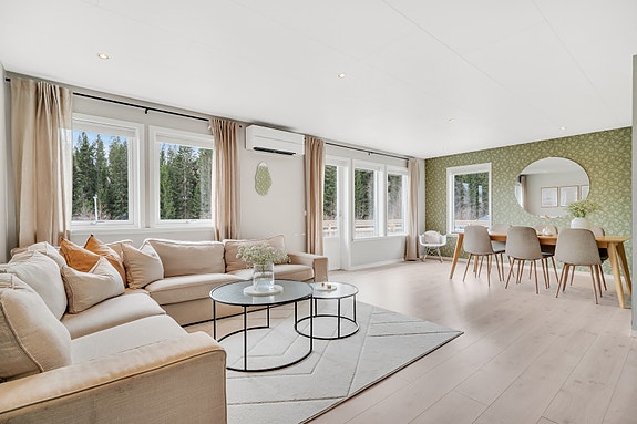 EiendomsMegler 1 ved Christian Aa har gleden av å presentere Lægdgrinda 4! En gjennomgående meget flott familiebolig med god standard og stil av moderne preg.